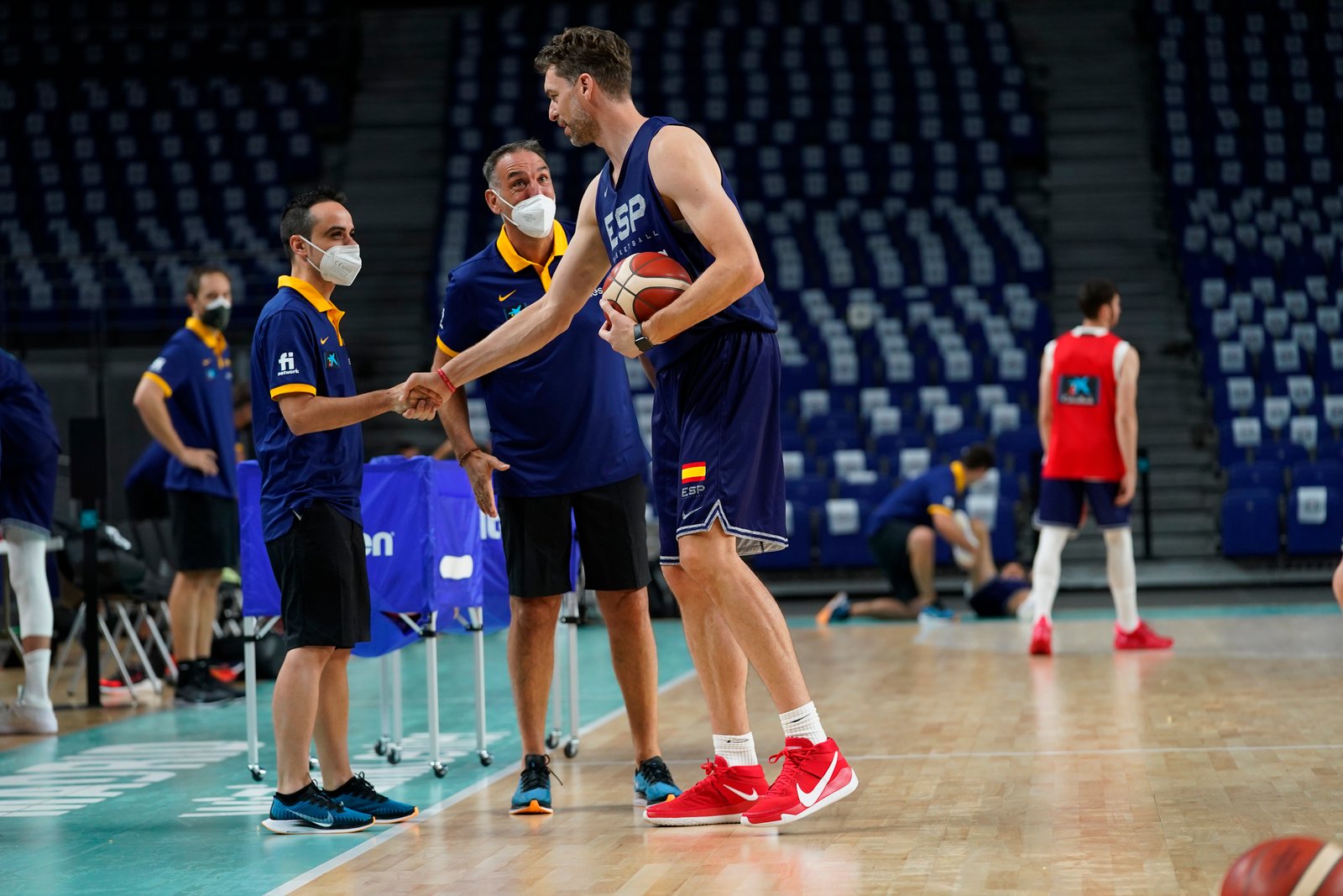 Jorge Lorenzo junto a Pau Gasol en un entrenamiento de la Selección Española